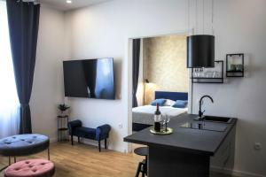 TV tai viihdekeskus majoituspaikassa Hedone City Luxury Apartments with FREE PARKING
