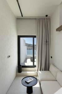 Uma área de estar em CUBIC Mykonos Seafront Design Suites