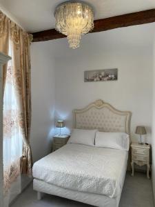 Säng eller sängar i ett rum på Maison du Cloitre Couvent des Carmes