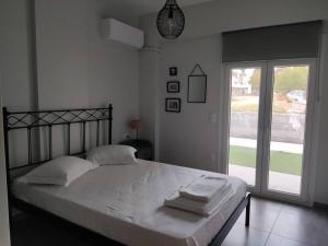 Säng eller sängar i ett rum på Bahia- apartment by the sea,close to cedar forest!