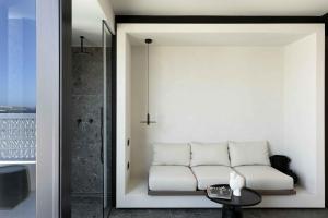 Uma área de estar em CUBIC Mykonos Seafront Design Suites