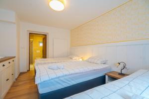 een slaapkamer met 2 bedden en een spiegel bij Stol Apartments in Žirovnica