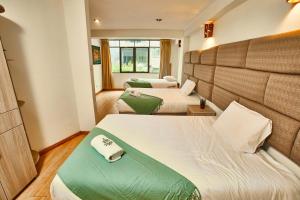 duas camas num quarto de hotel com duas camas sidx sidx em Inti Tampu Inn em Cusco