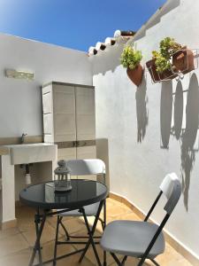 małą kuchnię ze stołem i 2 krzesłami w obiekcie Apartamento Las Flores w mieście Ronda