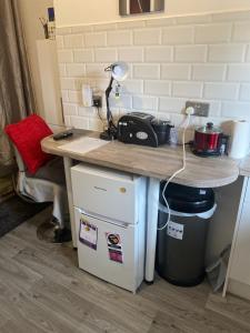 a desk with a counter top and a trash can at Limpenny Garden Flat in Nottingham