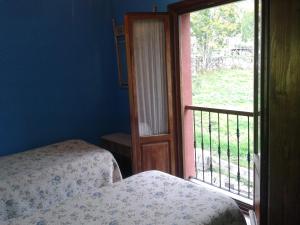 1 Schlafzimmer mit 2 Betten neben einem Fenster in der Unterkunft Apartamentos Cobrana in Valle de Lago