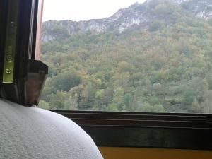 Cette chambre dispose d'une fenêtre offrant une vue sur la montagne. dans l'établissement Apartamentos Cobrana, à Valle de Lago