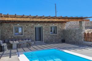 米克諾斯城的住宿－The George Villas Mykonos with Private Pool & Town Proximity，一个带游泳池和庭院的别墅
