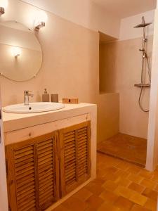 Kúpeľňa v ubytovaní La Bastide des Oliviers Provence - Mirabel aux Baronnies + 37 fotografií
