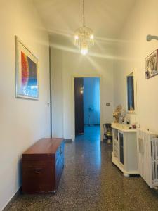 una sala de estar con un cofre y una lámpara de araña en La Casa Dei Ricordi, en Lanciano