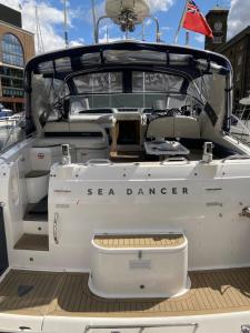 Foto dalla galleria di Entire Boat at St Katherine Docks 2 Available select using room options a Londra