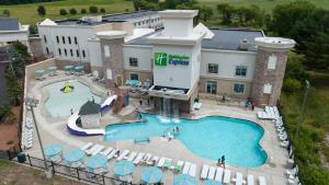 Holiday Inn Express Wisconsin Dells, an IHG Hotel في ويسكونسن ديلز: اطلالة جوية على فندق مع مسبح