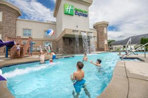 un gruppo di persone che giocano in una piscina in un hotel di Holiday Inn Express Wisconsin Dells, an IHG Hotel a Wisconsin Dells