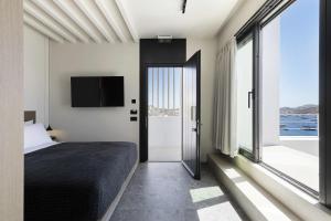 Cama ou camas em um quarto em CUBIC Mykonos Seafront Design Suites