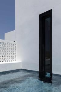 Foto da galeria de CUBIC Mykonos Seafront Design Suites em Ornos