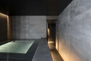A piscina localizada em CUBIC Mykonos Seafront Design Suites ou nos arredores