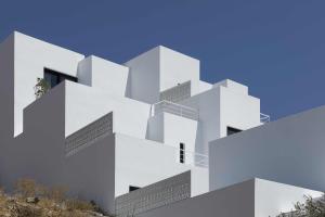 Foto da galeria de CUBIC Mykonos Seafront Design Suites em Ornos
