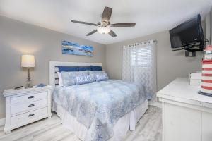 Кровать или кровати в номере Pelican Beach Resort 308 +56 фотографий