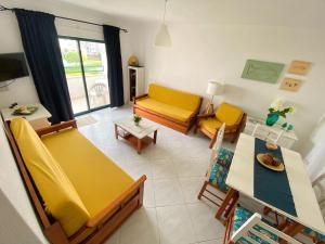 - un salon avec un canapé et une table dans l'établissement Apartamento Vila Nova 1, à Armação de Pêra