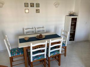 - une salle à manger avec une table et des chaises dans l'établissement Apartamento Vila Nova 1, à Armação de Pêra