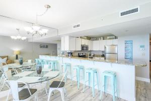 Кухня или мини-кухня в Pelican Beach Resort 2006
