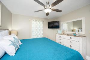 Кровать или кровати в номере Pelican Beach Resort 2006 +58 фотографий