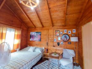 1 dormitorio con 1 cama en una habitación de madera en Casa La Agapia en Agapia
