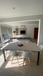 盧漢德庫約的住宿－Departamento Amoblado MorenoPark 683，客厅配有餐桌和椅子