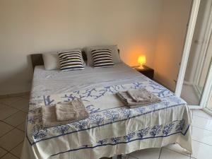 - un lit avec des draps et des oreillers bleus et blancs dans l'établissement Tavernola recidence, à Côme