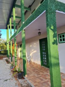 un porche delantero de una casa con hiedra verde en Suítes Pirenópolis, en Pirenópolis