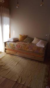 Un dormitorio con una cama con almohadas. en El silencio - Lozano- Jujuy en San Salvador de Jujuy