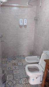 baño con aseo blanco y suelo de baldosa en El silencio - Lozano- Jujuy en San Salvador de Jujuy