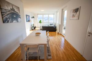 A seating area at Top of Innsbruck Apartment I free parking