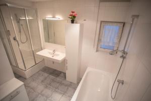 A bathroom at Top of Innsbruck Apartment I free parking Még 17 kép