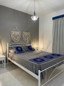 A bed or beds in a room at ARDANI BAY STUDIO FAMILY APARTMENT
