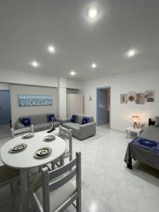 A seating area at ARDANI BAY STUDIO FAMILY APARTMENT