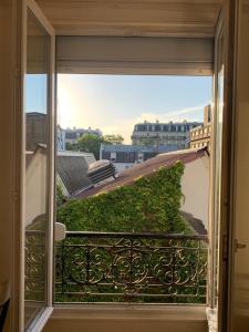 パリにあるOne Bedroom Appartement - Parisの窓から景色を望むバルコニーが備わります。