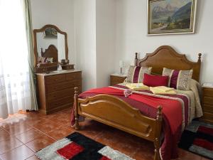een slaapkamer met een bed en een wastafel bij Casa da Avó Fátima in Góis