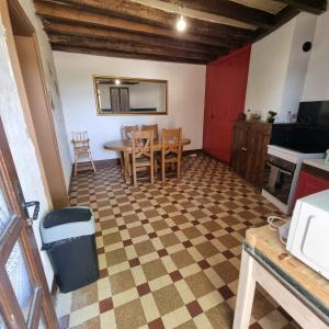- une cuisine avec une table et des chaises dans la chambre dans l'établissement A la 4L, à Noyers-sur-Cher