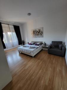 uma sala de estar com uma cama e um sofá em Rijeka apartment with free parking and large balcony em Rijeka