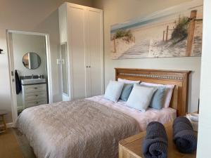 1 dormitorio con cama con lavabo y espejo en the mod pod studio, en Mtunzini