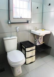 ห้องน้ำของ Casa com churrasq e Wi-Fi na Praia de Itacuruca RJ