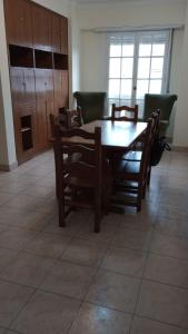 una sala da pranzo con tavolo e sedie in legno di EN EL CORAZON DE LA FELIZ CON COCHERA PRIVADA INCLUIDA 3 AMBIENTES LUMINOSO vista al mar a Mar del Plata Altre 3 foto