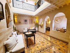 sala de estar con sofá y mesa en Riad Casa Sophia, en Marrakech