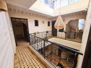 - un escalier dans une maison dotée d'un plafond en verre dans l'établissement Riad Casa Sophia, à Marrakech