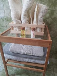 un portasciugamani con ripiano in vetro, asciugamani e di Beb Casa-La Lucciola a Salsomaggiore Terme