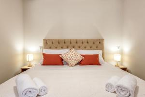 sypialnia z dużym białym łóżkiem z 2 lampami w obiekcie Arch Apartment Corfu w Korfu