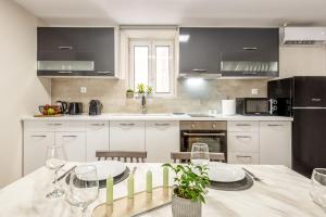 Kuchyňa alebo kuchynka v ubytovaní Arch Apartment Corfu