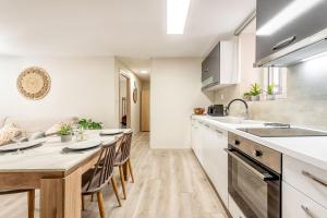 Kuchyňa alebo kuchynka v ubytovaní Arch Apartment Corfu