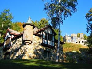 Gallery image of HIGHLANDS CASTLE overlooking Lake George plus 2 other CASTLES & SUITES in Bolton Landing